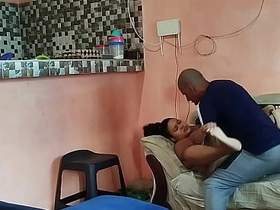 Padrastro pervertido le es infiel a su esposa con
