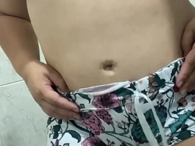 LATINA gordibuena provocando en la ducha con su